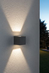 Moderner schwarzer Aluminium-Wandstrahler mit warmweißem Licht nach oben und unten an Außenwand