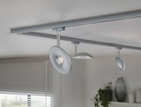Moderne Deckenleuchte mit drei silbernen LED-Strahlern an Schienensystem für Wohnräume.