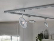 Moderne Deckenleuchte aus silbernem Metall mit verstellbaren runden LED-Strahlern für Wohnräume