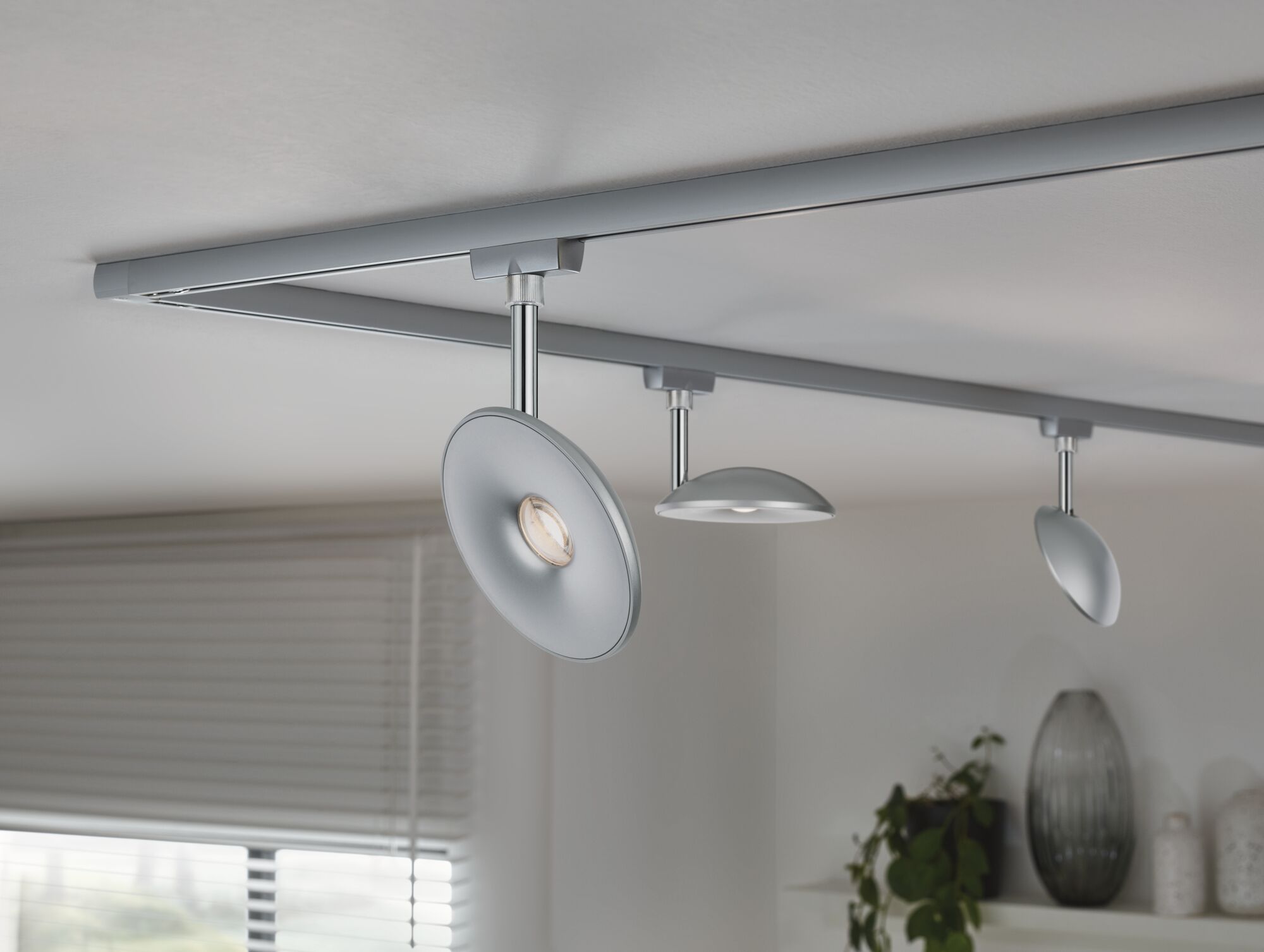 Moderne Deckenleuchte aus silbernem Metall mit verstellbaren runden LED-Strahlern für Wohnräume