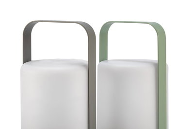 Twee moderne LED-tafellampen met wit glas en grijze en groene metalen handgrepen voor sfeerverlichting