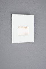 Witte vierkante LED-inbouwwandlamp met warm wit licht op grijze muur