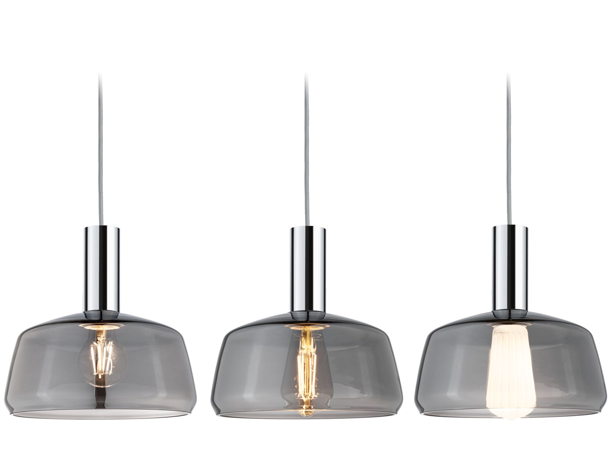 Drei moderne Pendelleuchten mit rauchgrauem Glas und verchromtem Metall für stilvolle Innenbeleuchtung.