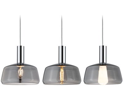 Drei moderne Pendelleuchten mit rauchgrauem Glas und verchromtem Metall für stilvolle Innenbeleuchtung.