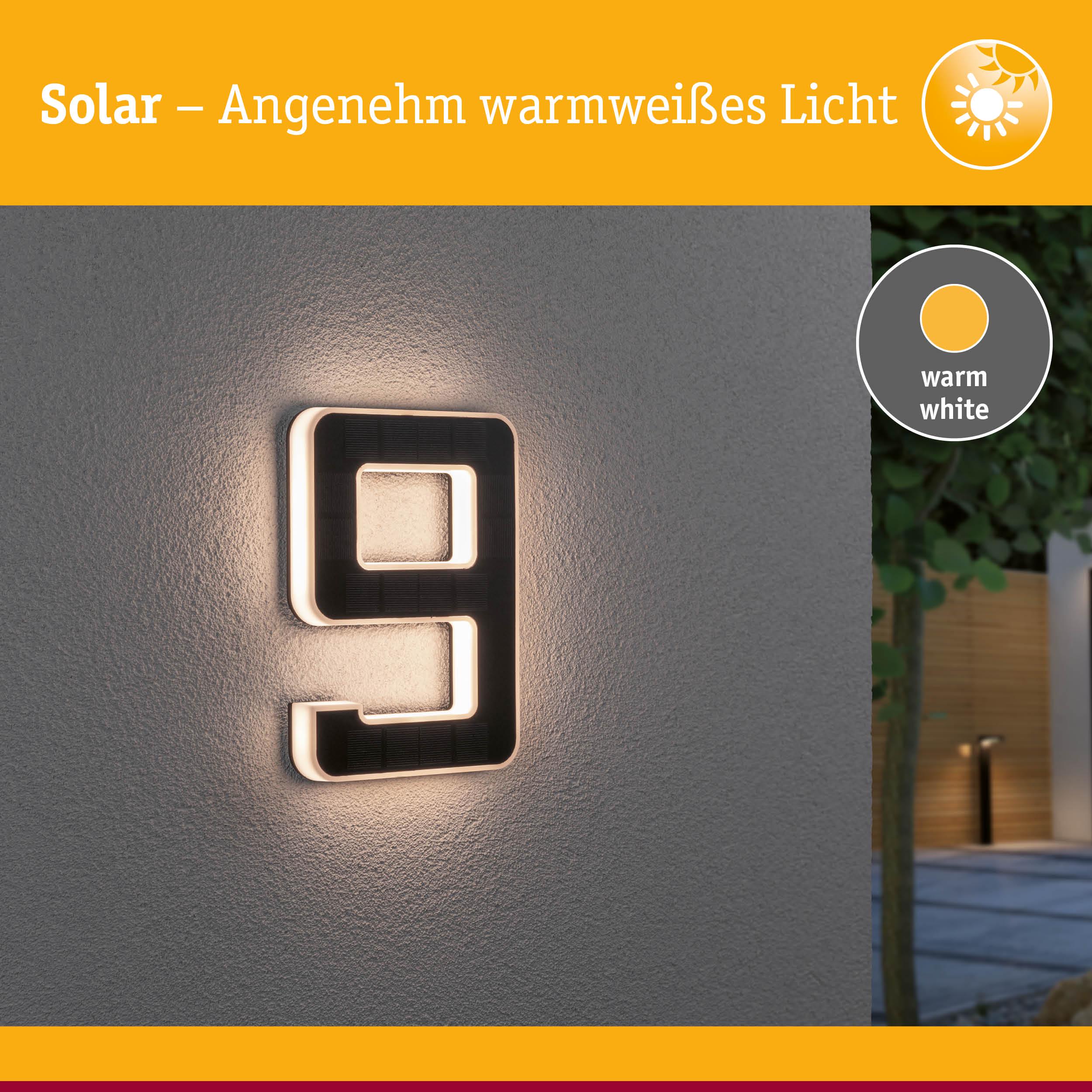 Solarbetriebene Hausnummer 9 mit warmweißem Licht an grauer Wand für Außenbeleuchtung
