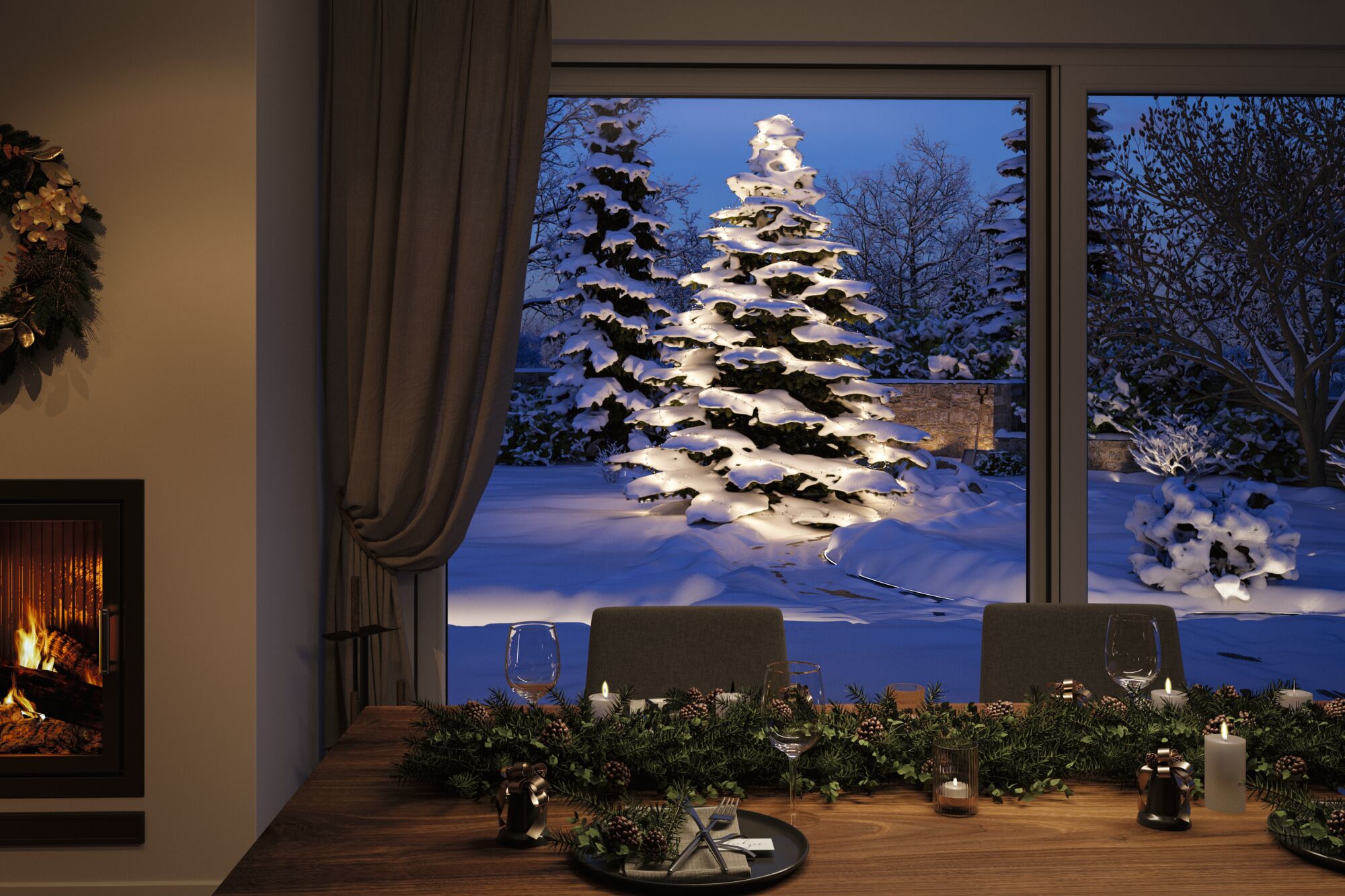 Wintergarten mit festlich dekoriertem Holztisch und Blick auf beleuchteten, schneebedeckten Tannenbaum
