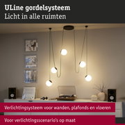 Moderne hanglamp met witte glazen bollen en groene snoeren boven dressoir met platenspeler