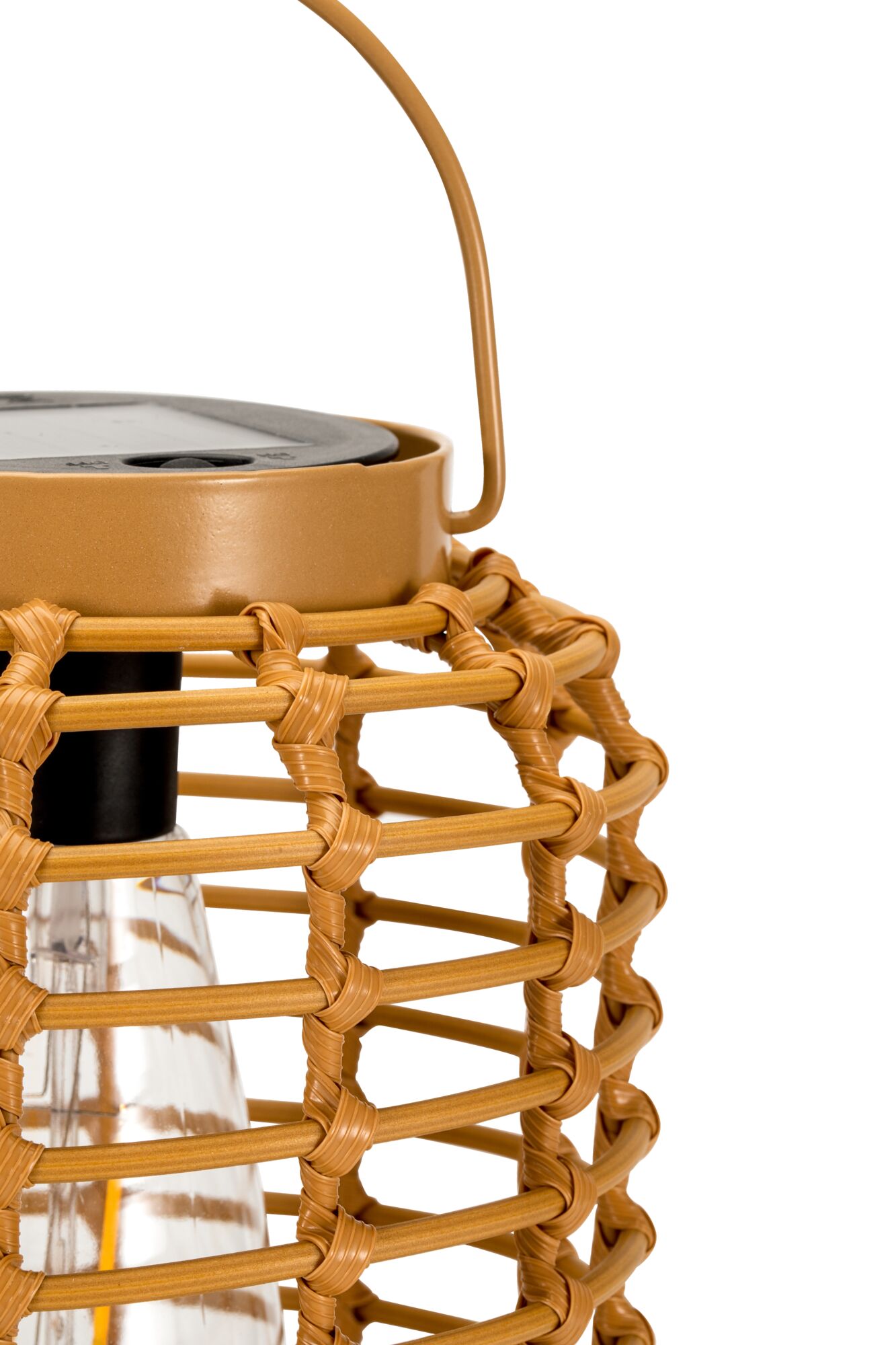 Gros plan d'une lanterne solaire marron avec cadre en plastique tressé et ampoule LED