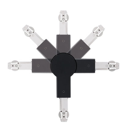Zwart metalen scharnier met verstelbare armen voor flexibele verlichtingssystemen en lampmontage.