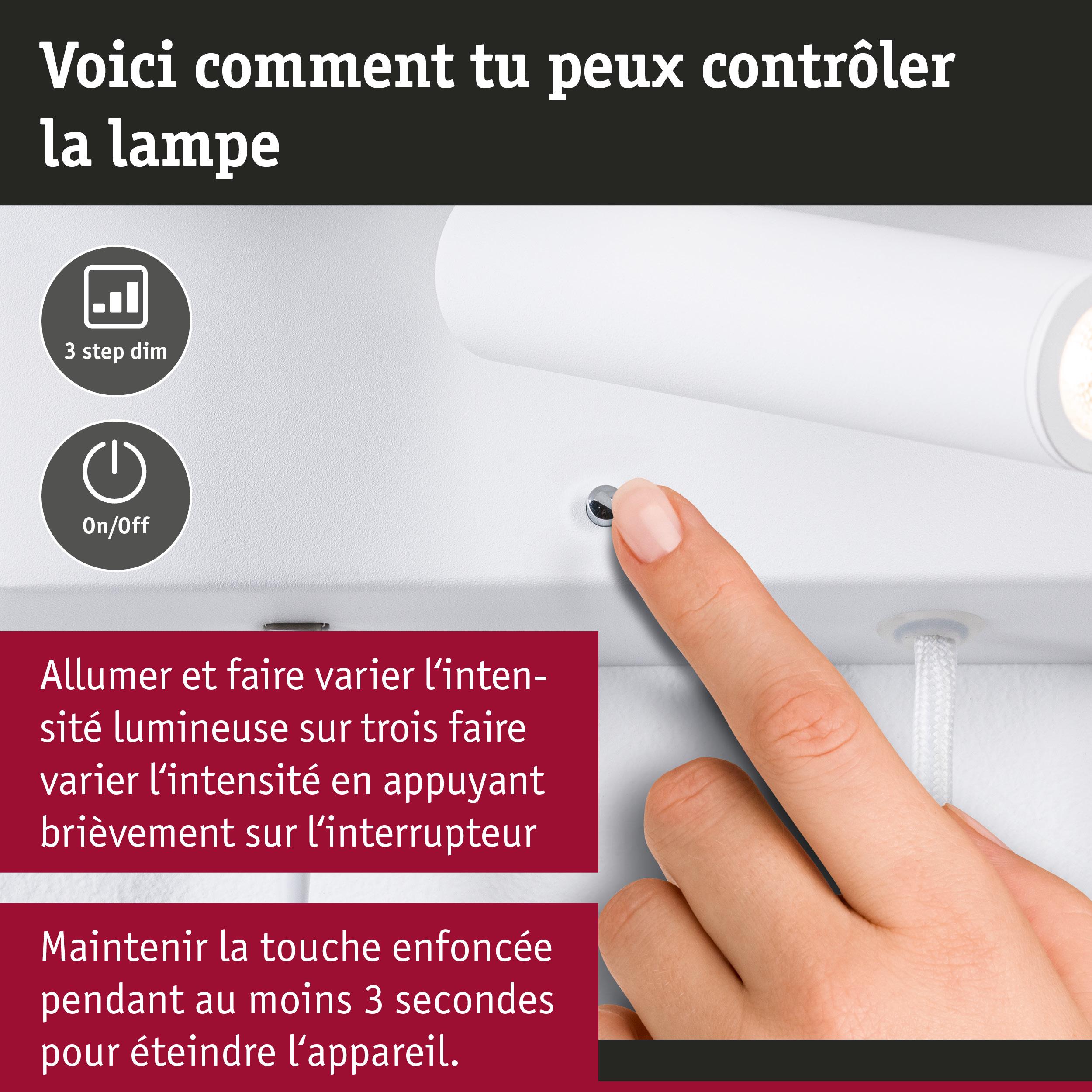 Doigt appuyant sur interrupteur blanc de lampe LED avec variation d’intensité en 3 étapes