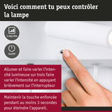 Doigt appuyant sur interrupteur blanc de lampe LED avec variation d’intensité en 3 étapes