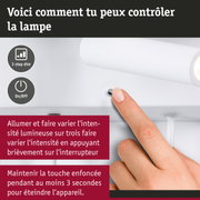 Doigt appuyant sur interrupteur blanc de lampe avec fonction de variation en 3 étapes