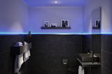 Salle de bain moderne avec céramique noire, éclairage LED en bande et mobilier minimaliste