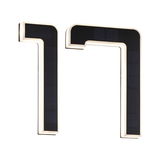 Moderne sort LED-væglampe med integreret solpanel og varmt hvidt lys til energibesparende belysning.