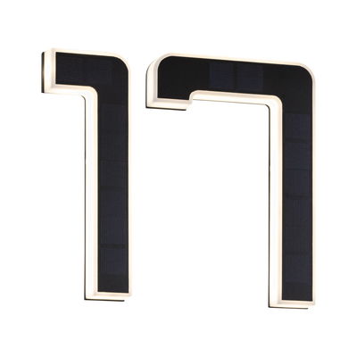 Moderne sort LED-væglampe med integreret solpanel og varmt hvidt lys til energibesparende belysning.