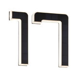 Moderne sort LED-væglampe med integreret solpanel og varmt hvidt lys til energibesparende belysning.