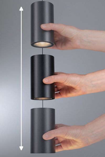 Drei schwarze zylindrische LED-Pendelleuchten aus Metall, die von Händen gehalten werden, mit Höhenverstellfunktion.