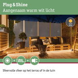 Warm wit LED-lichtstrip op houten terras voor sfeervolle tuinverlichting