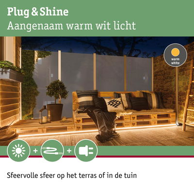 Warm wit LED-lichtstrip op houten terras voor sfeervolle tuinverlichting
