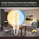 Ampoule dimmable avec lumière blanche réglable dans une salle à manger moderne avec meubles en bois et blanc