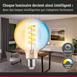 Ampoule dimmable avec lumière blanche réglable dans une salle à manger moderne avec meubles en bois et blanc