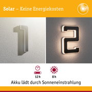 Solarbetriebene Hausnummer mit weißem Rahmen und LED-Beleuchtung für energiesparende Außenbeleuchtung