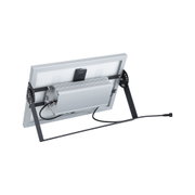 Achteraanzicht van zilveren LED-schijnwerper met aluminium behuizing en zwarte metalen standaard