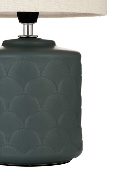 Tischlampe mit dunkelgrünem Keramikfuß und Muschelrelief, cremefarbener Stoffschirm für Wohnraumbeleuchtung