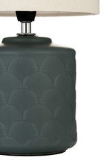 Tischlampe mit dunkelgrünem Keramikfuß und Muschelrelief, cremefarbener Stoffschirm für Wohnraumbeleuchtung