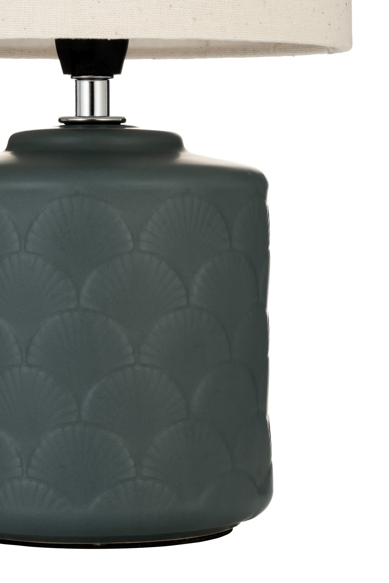 Keramik-Tischlampe in dunklem Grau mit Muschelrelief und hellem Stoffschirm für Wohnraumbeleuchtung
