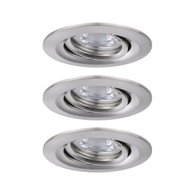 Trois spots encastrés ronds en aluminium brossé argenté pour un éclairage LED moderne.