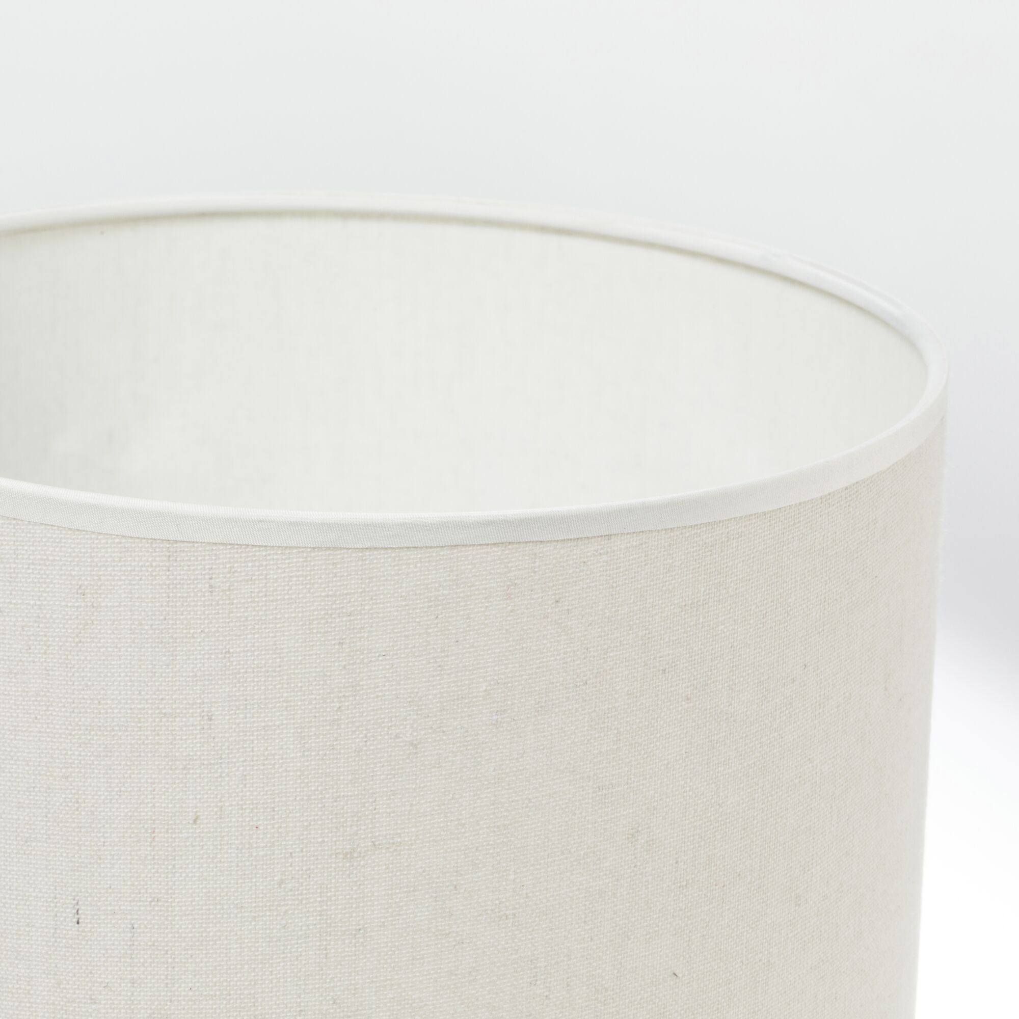 Beige lampenkap van linnenstof met witte rand voor stijlvolle woonverlichting