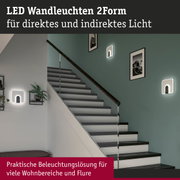 Moderne LED-Wandleuchten 2Form in Weiß für direktes und indirektes Licht an Treppenwand