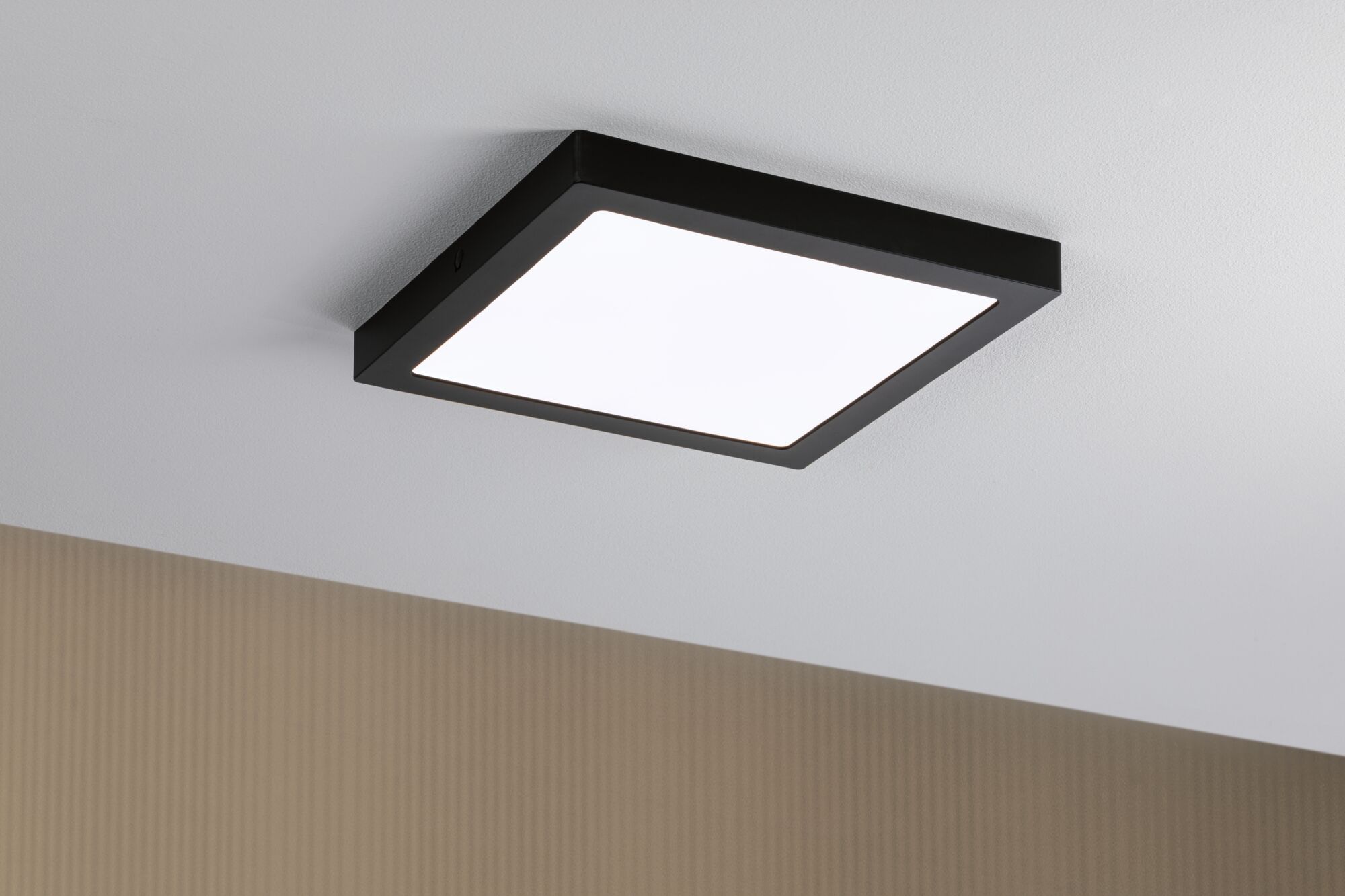 Schwarze quadratische LED-Deckenleuchte mit weißem Diffusor für modernes Raumlicht