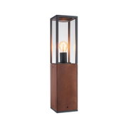 Moderne Außenleuchte mit Holzsockel und schwarzem Metallrahmen, klare Glasscheiben, sichtbare Glühbirne
