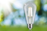 Klar LED-filamentpære med E27-fatning og varmt hvidt lys til energieffektiv belysning