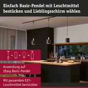 Moderne schwarze Pendelleuchten aus Metall in Küche mit Holzarbeitsplatte und großen Fenstern