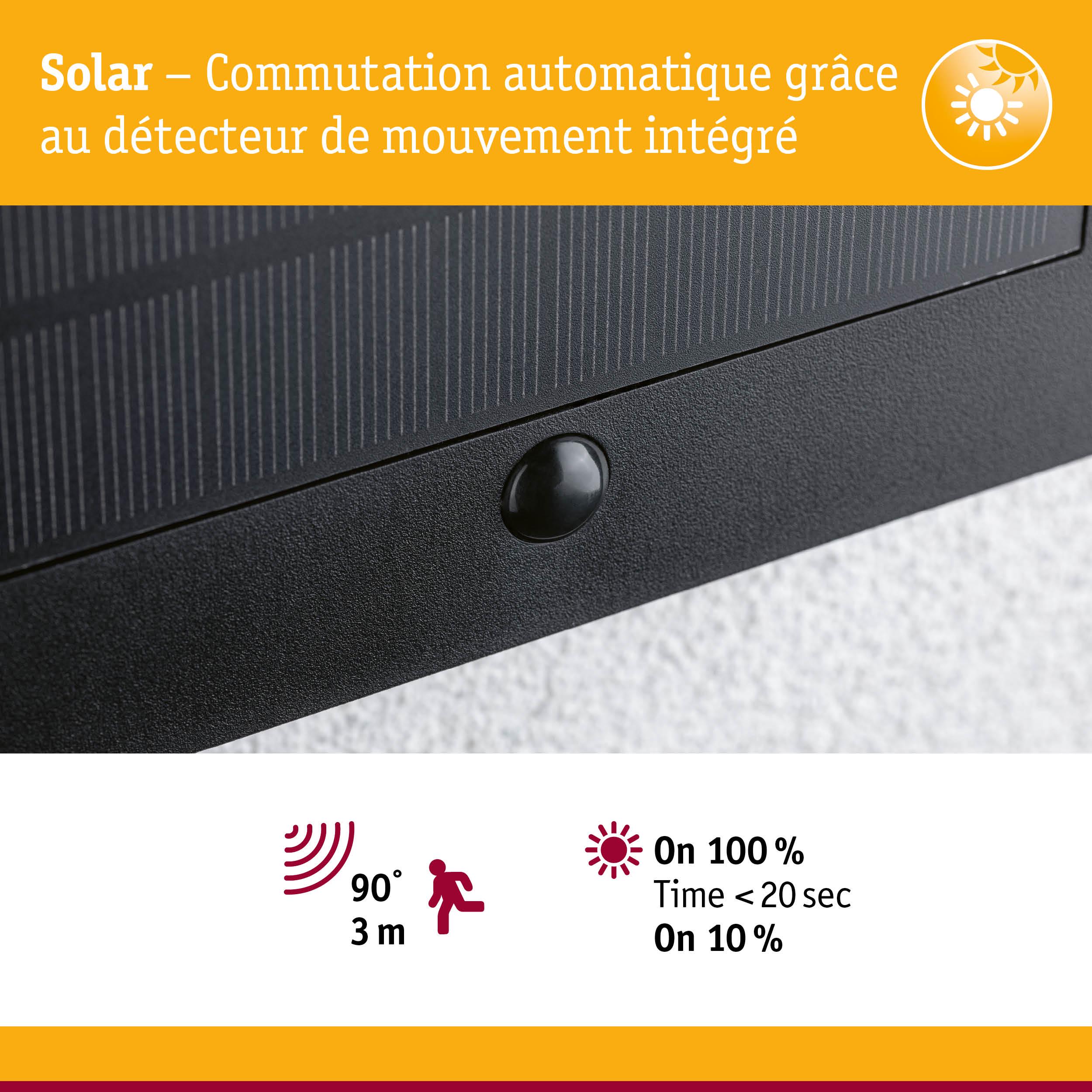Gros plan sur un panneau solaire noir avec détecteur de mouvement intégré pour commutation automatique