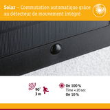 Gros plan sur un panneau solaire noir avec détecteur de mouvement intégré pour commutation automatique