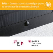 Gros plan sur un panneau solaire noir avec détecteur de mouvement intégré pour commutation automatique