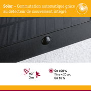 Gros plan sur un panneau solaire noir avec détecteur de mouvement intégré pour commutation automatique