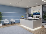 Moderne kontor med hvid receptionsdisk, blå væg med LED-lysstriber og to hvide stole