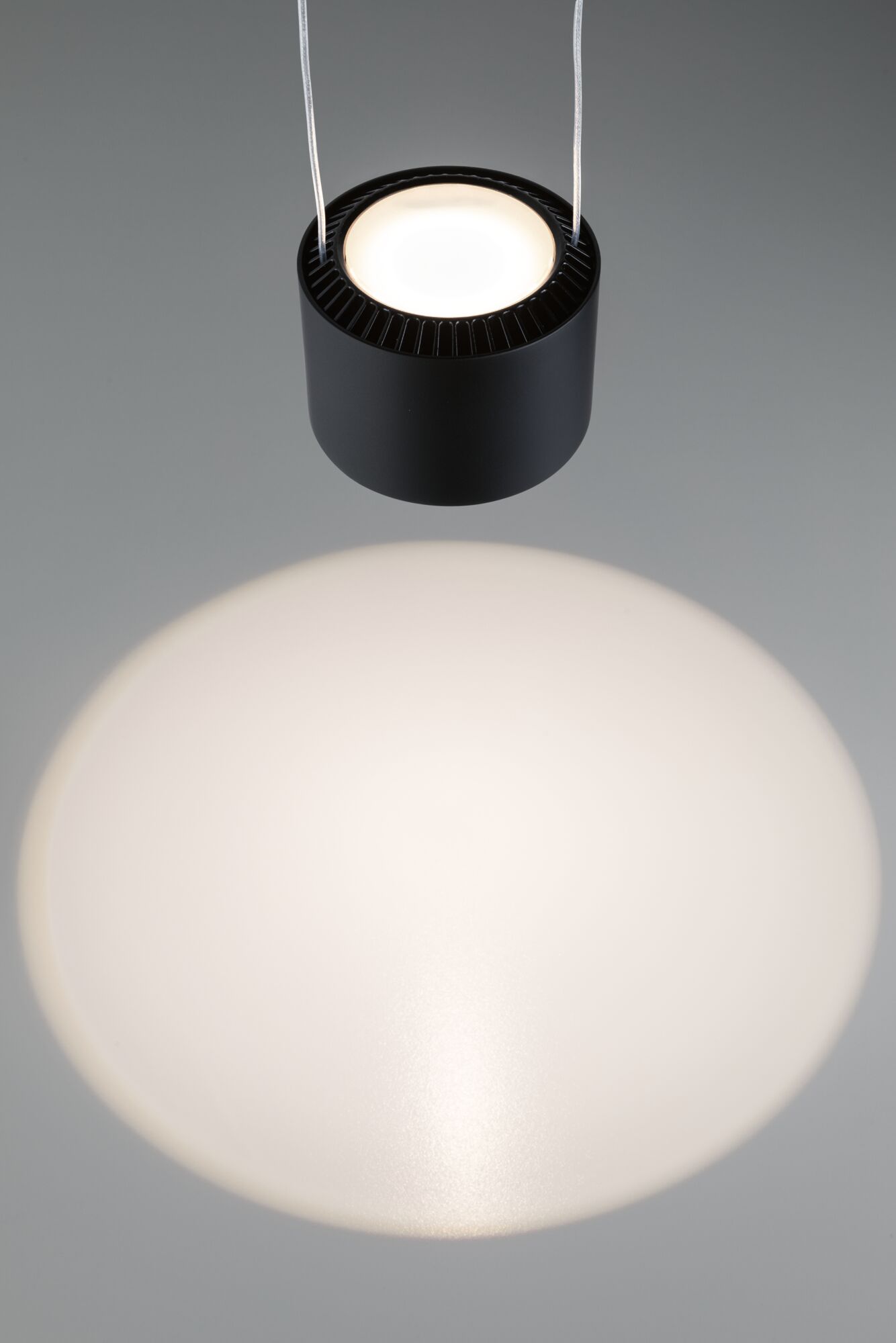 Schwarze runde LED-Pendelleuchte aus Metall mit warmweißem Licht und modernem Design für Wohnräume