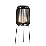 Stehende Lampe mit schwarzem Metallgestell und weißer Kugel als Lichtquelle für moderne Wohnräume