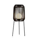 Gulvlampe med sort metalramme og hvid kugle som lyskilde til moderne rum