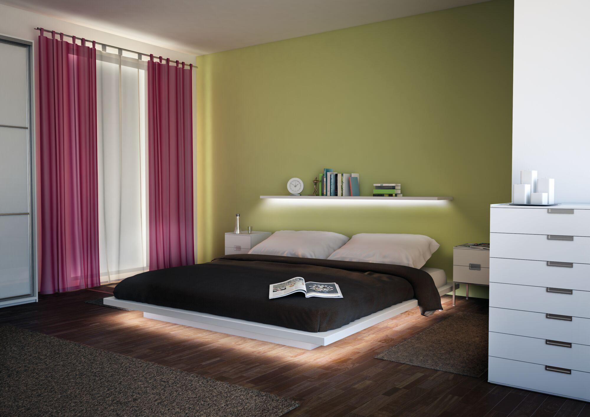 Modernes Schlafzimmer mit beleuchtetem weißen Bett, grünem Wandregal und pinken Vorhängen für gemütliche Atmosphäre