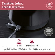 Schwarzes Ladegerät mit USB-C-Anschluss auf dunklem Untergrund, Akku 6-7 Stunden Laufzeit