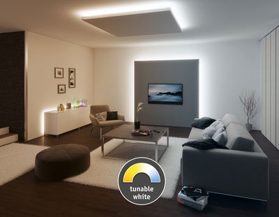 Moderne woonkamer met instelbare witte plafond- en wandverlichting voor een gezellige sfeer met warm licht
