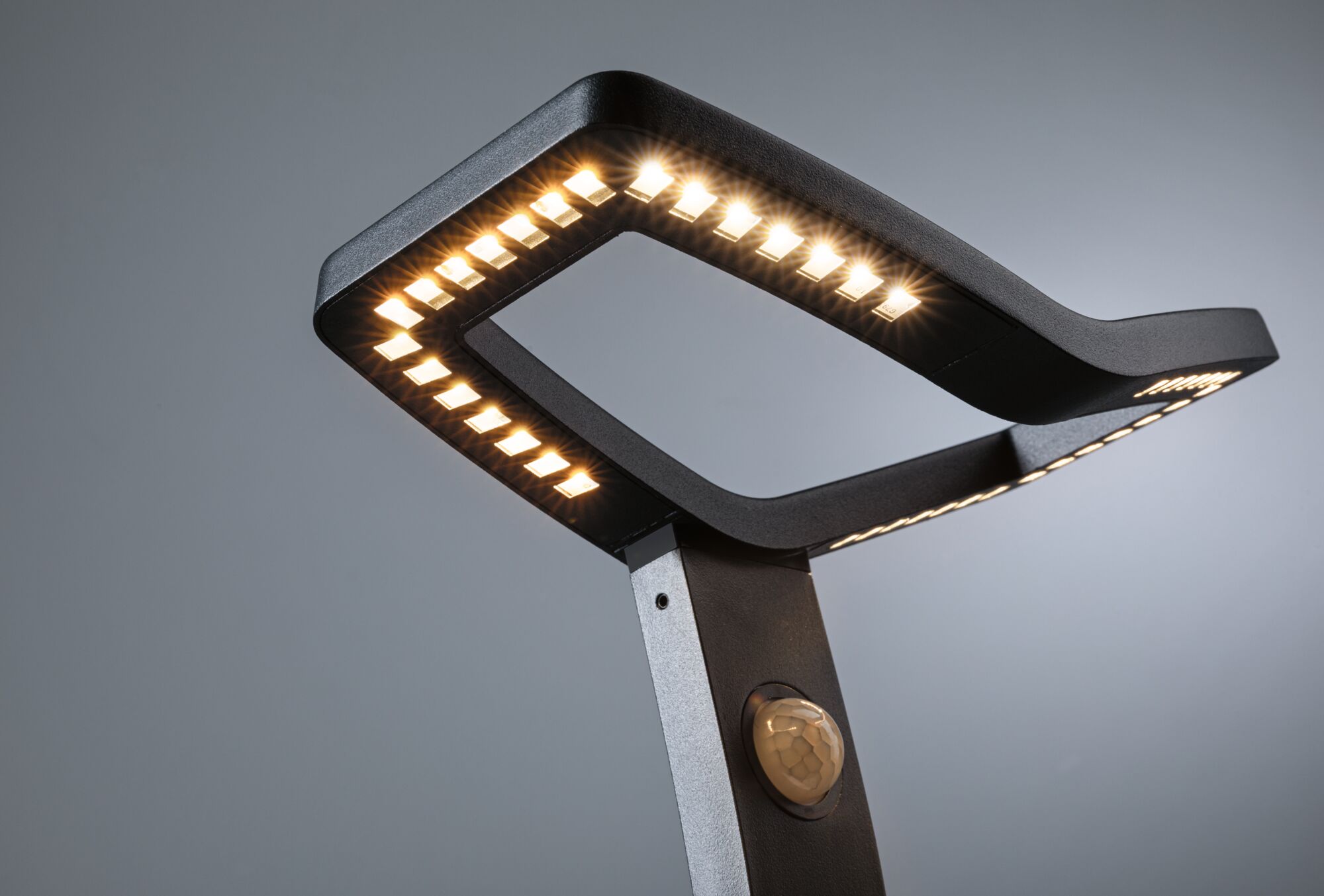 Moderne schwarze LED-Außenleuchte mit Bewegungsmelder und warmweißem Licht für Garten und Terrasse