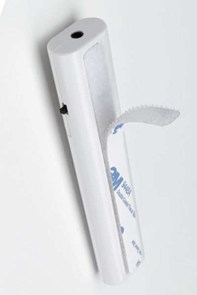 Boîtier en plastique blanc avec bande auto-agrippante et interrupteur pour fixation et contrôle flexibles des LED.